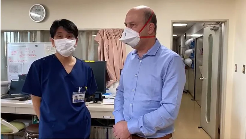 פרופ׳ רן ניר-פז בביקורו בבית חולים ביפן