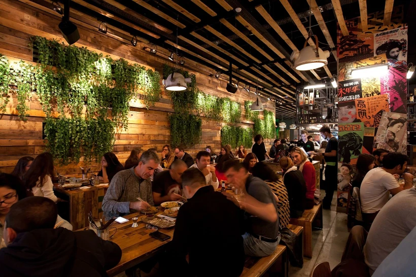 להיות בארץ, להרגיש במזרח. מינה טומיי