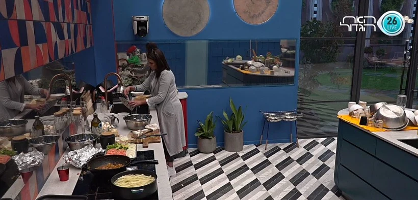 אודליה עובדת על ארוחת הצהריים