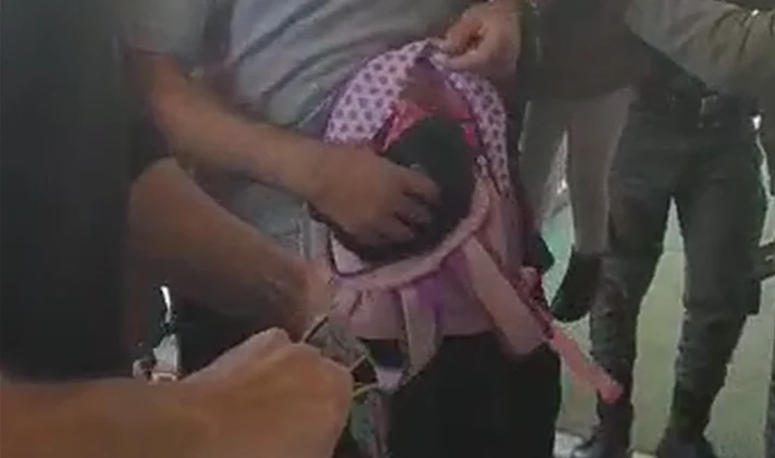 שוטרים מחפשים נשק בתיקי ילדים באחד הגנים בטייבה