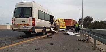 זירת תאונת הדרכים בצומת קסטינה, בה נהרג אדם אחד ונפצעו עשרה