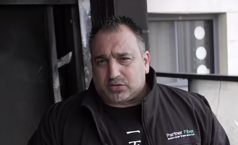 אריק אביטן בדירתו שנשרפה