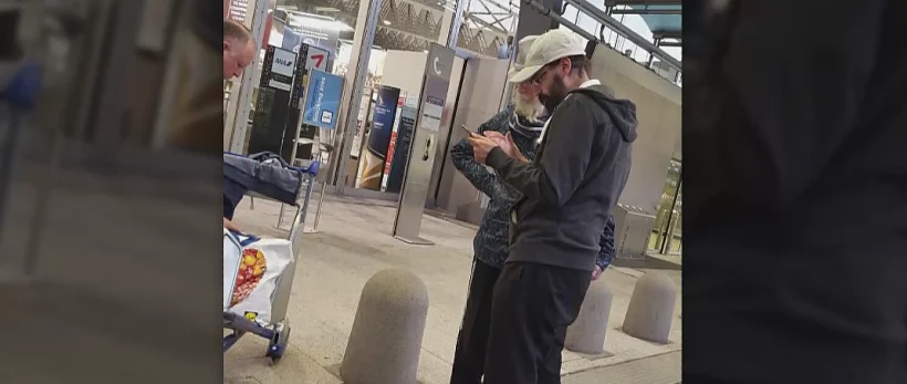 הרב ברלנד בתחפושת בתחנת רכבת באירופה