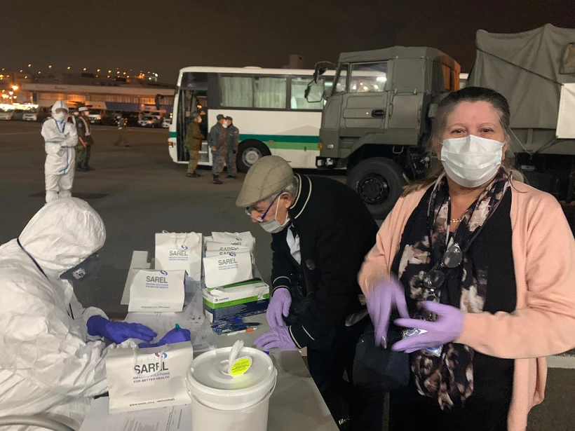 הישראלים הבריאים לפני העלייה על האוטובוס לאחר הפינוי ''מספינת הקורונה''