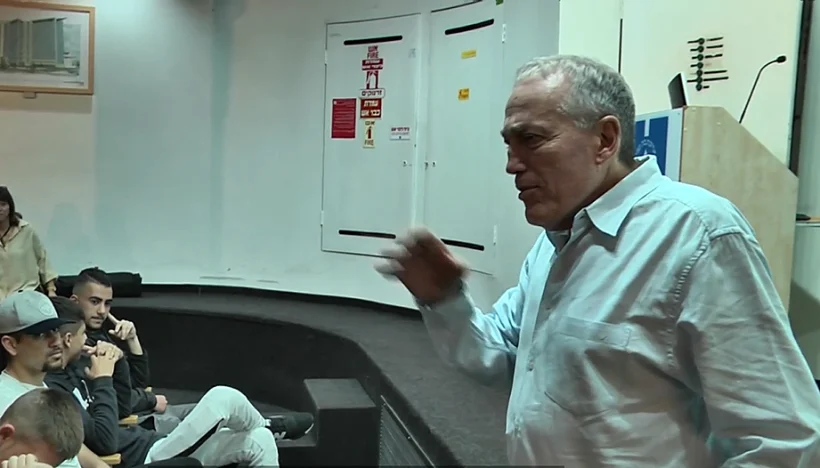 פרופסור אבי ריבקינד מרצה בפני תלמידים