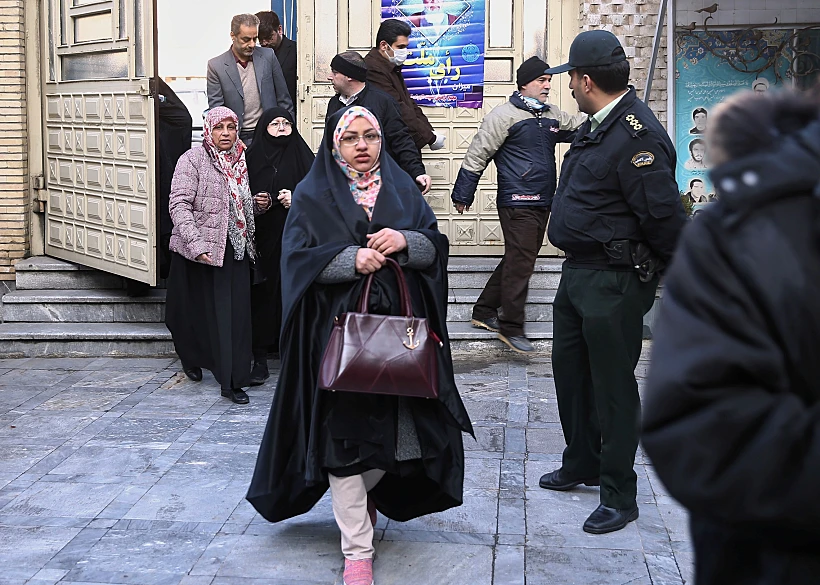 אזרחי איראן מגיעים אל הקלפיות