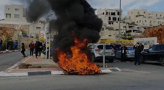 הבערת צמיגים בכניסה לישוב הר גילה