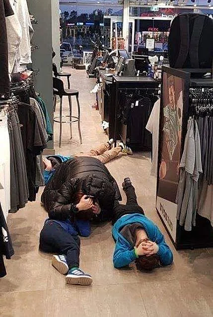 אם מגוננת על ילדיה בעת אזעקה באשקלון