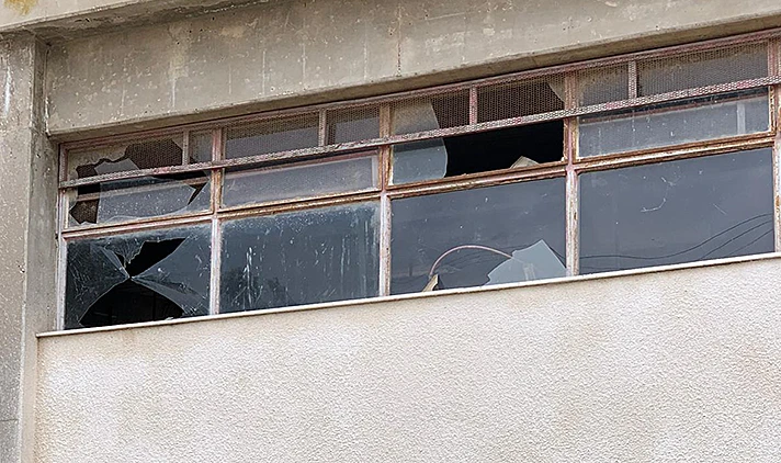 פגיעה מנפילת רקטה סמוך למפעל בשער הנגב