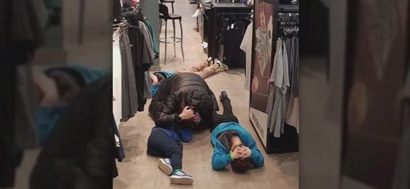 אלכס ברוטמן ובנו משתטחים על הרצפה בזמן אזעקה בעוטף