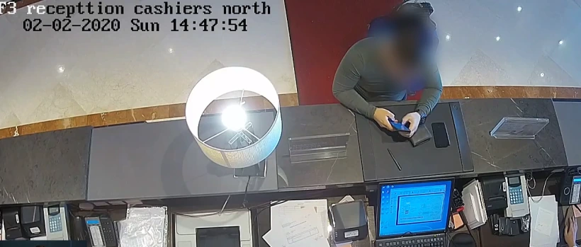 תיעוד הצעיר משלם במלון באמצעות פרטי אשראי שגנב