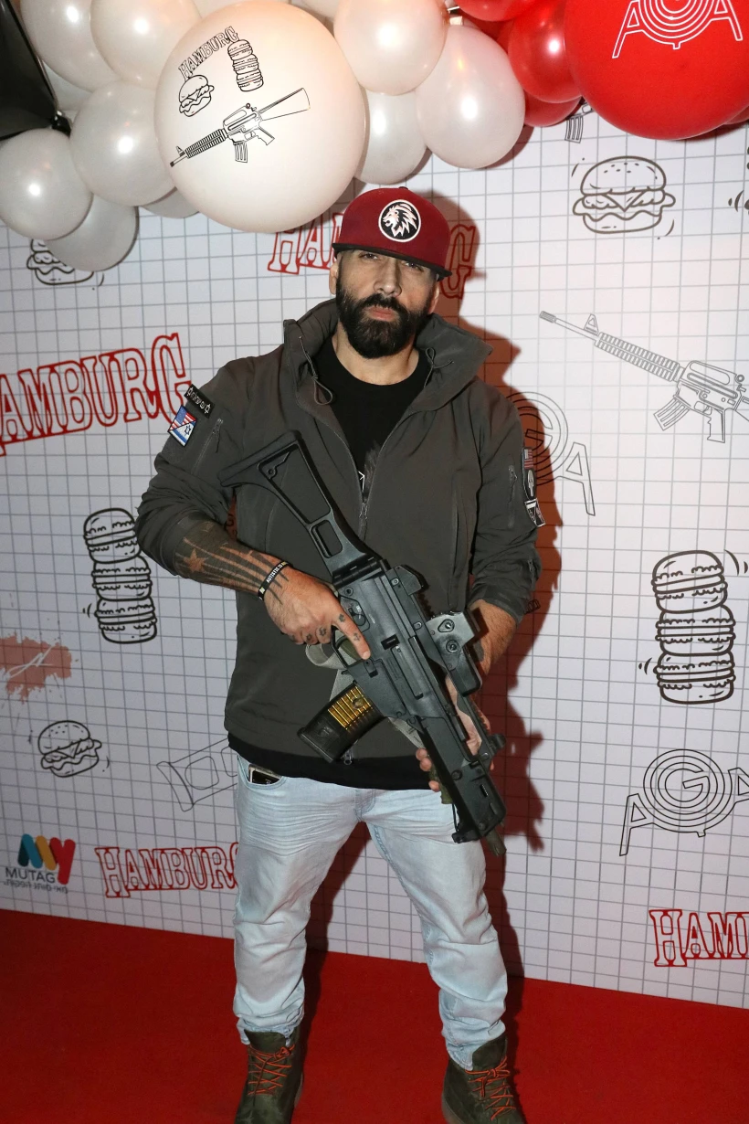 נראה את המחבל שמתקרב לפה. הצל