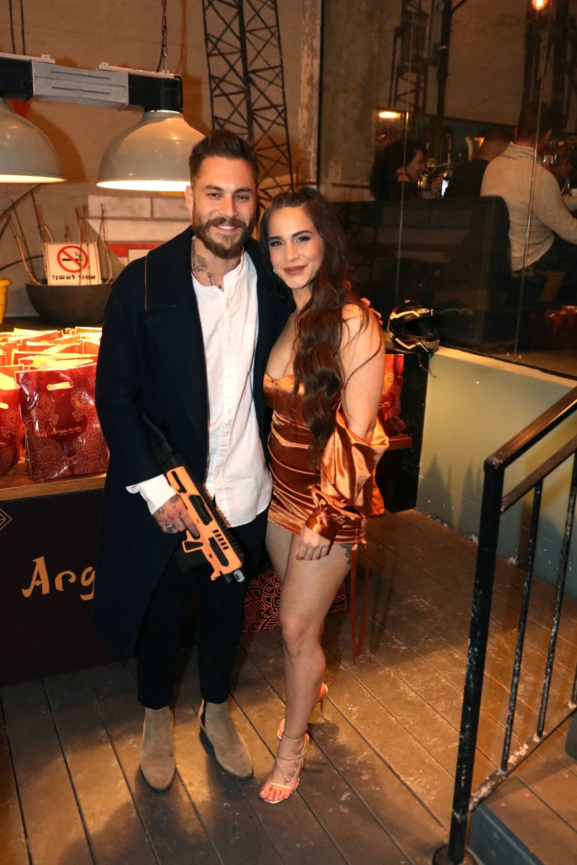 לא על האוכל הפעם. טום אביב ואורין ג'ולי