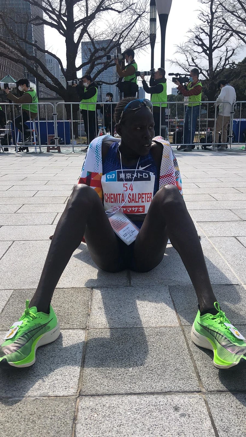 לונה צ'מטאיל אחר ניצחונה במרתון טוקיו