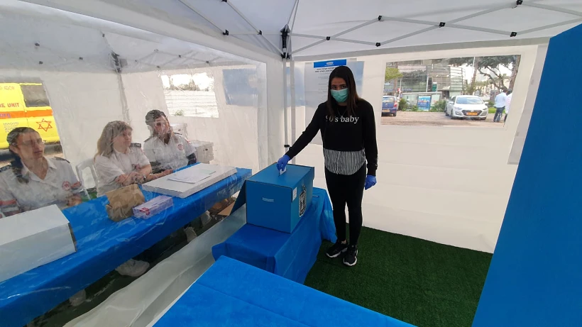 צוותי מד''א מאיישים את הקלפיות הייעודיות לאנשים הנמצאים בבידוד