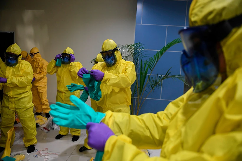 צוותים רפואיים מטפלים בנוסעי ''ספינת הקורונה'' באינדונזיה