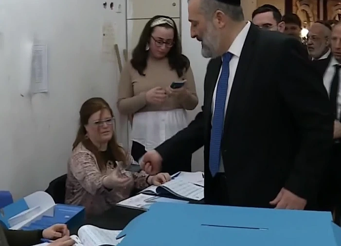 יו''ר ש''ס אריה דרעי מצביע בקלפי הסמוכה לביתו בהר נוף שבירושלים