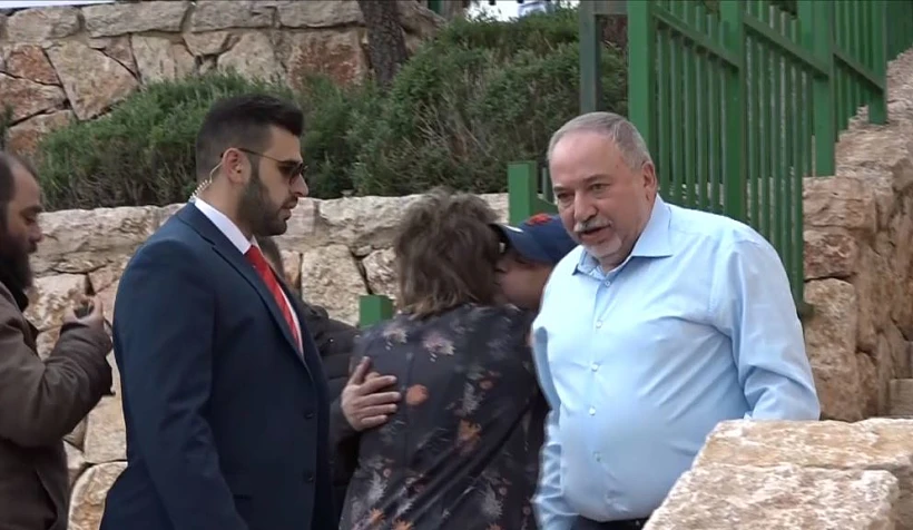 ליברמן בדרכו להצביע