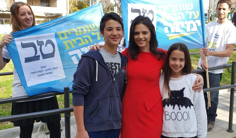 איילת שקד בדרכה לקלפי להצביע