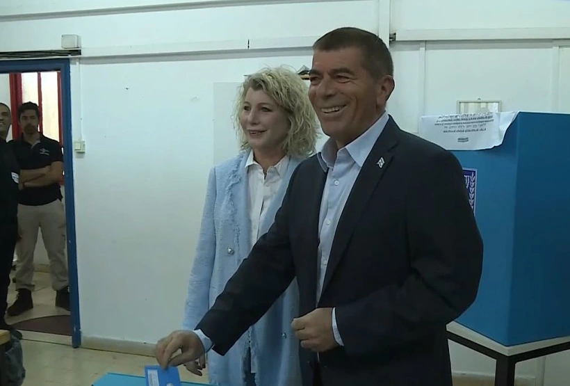 גבי אשכנזי ואשתו מצביעים