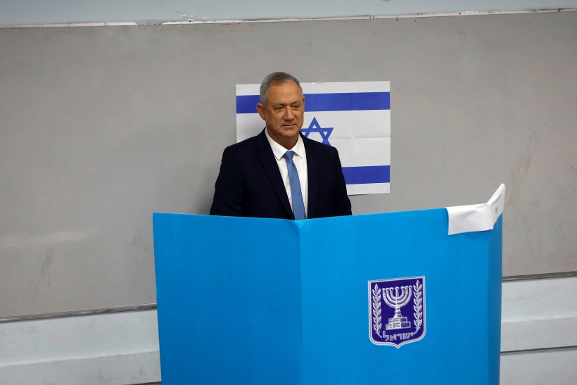 בני גנץ מצביע בקלפי