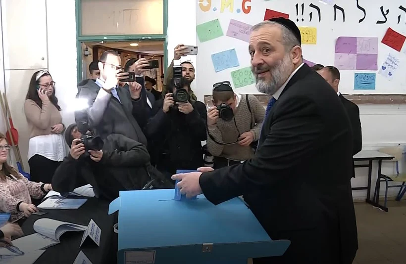 אריה דרעי מצביע בקלפי