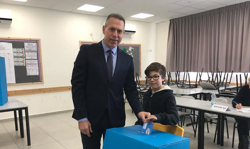 גלעד ארדן מצביע בקלפי