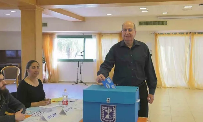 בוגי יעלון מצביע בקלפי