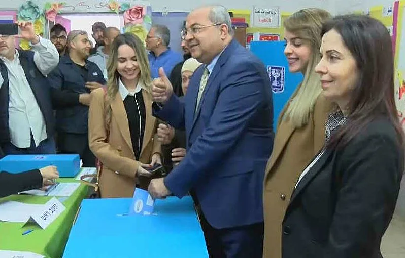 אחמד טיבי מצביע