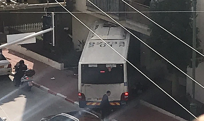 אוטובוס נכנס בבניין ברמת גן