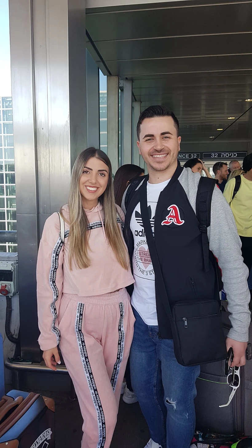 מיכאל ושירן ספיר לפני ההמראה לצילומי זוג מנצח