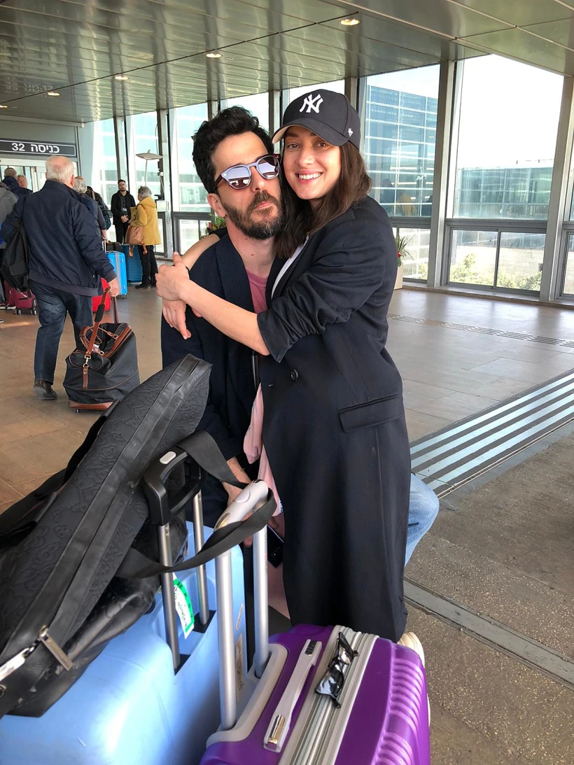 אנה ארונוב ובעלה אייל אלגבי לפני צילומי זוג מנצח