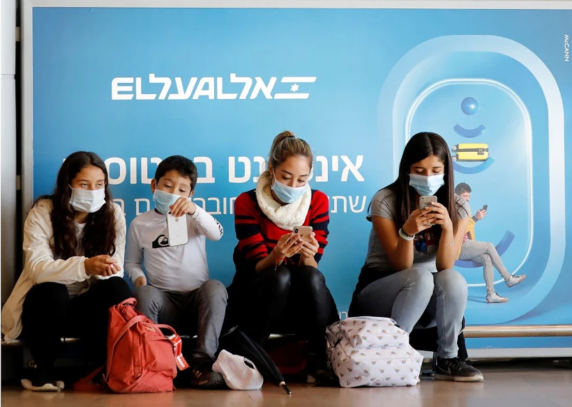 נוסעים מנתב''ג עוטים מסכות נגד קורונה