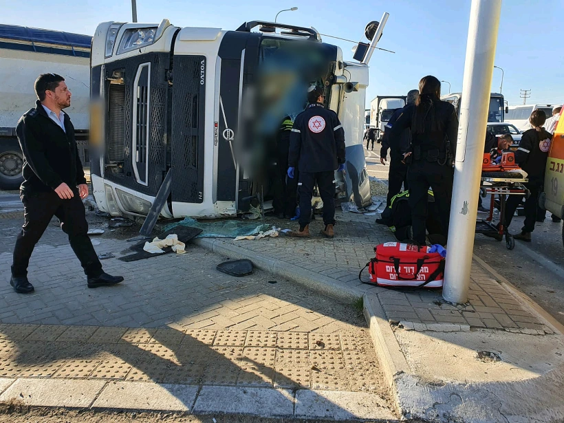 משאית שהתהפכה בכביש 40 סמוך לבאר שבע