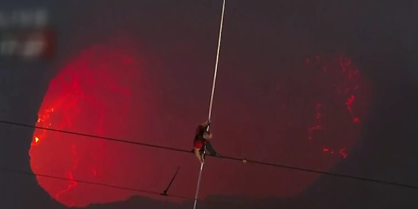 ניק וולנדה, חצה הר געש פעיל על חבל מתוח