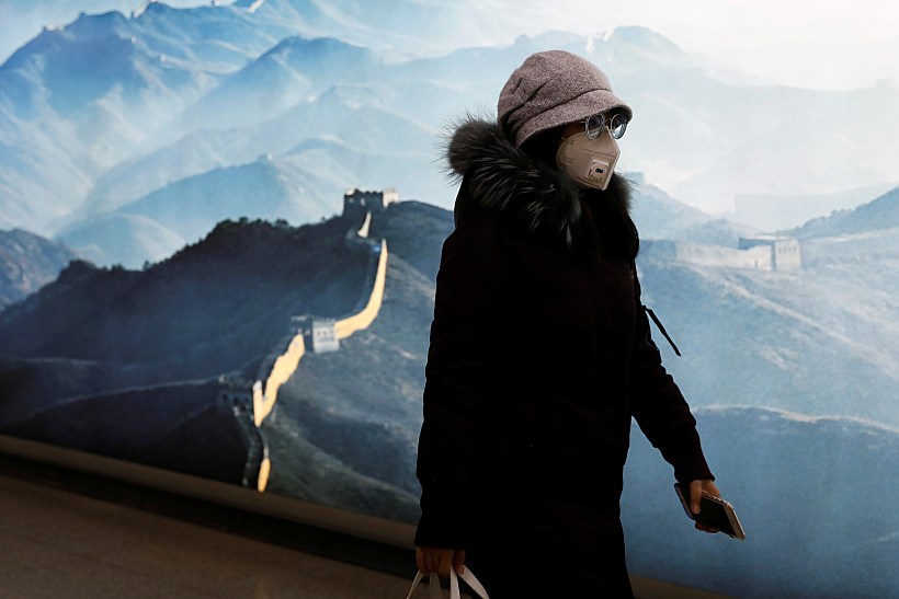 תיירת בחומה הגדולה בסין