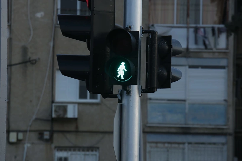 רמזור ירוק להולכי רגל לרגל יום האישה