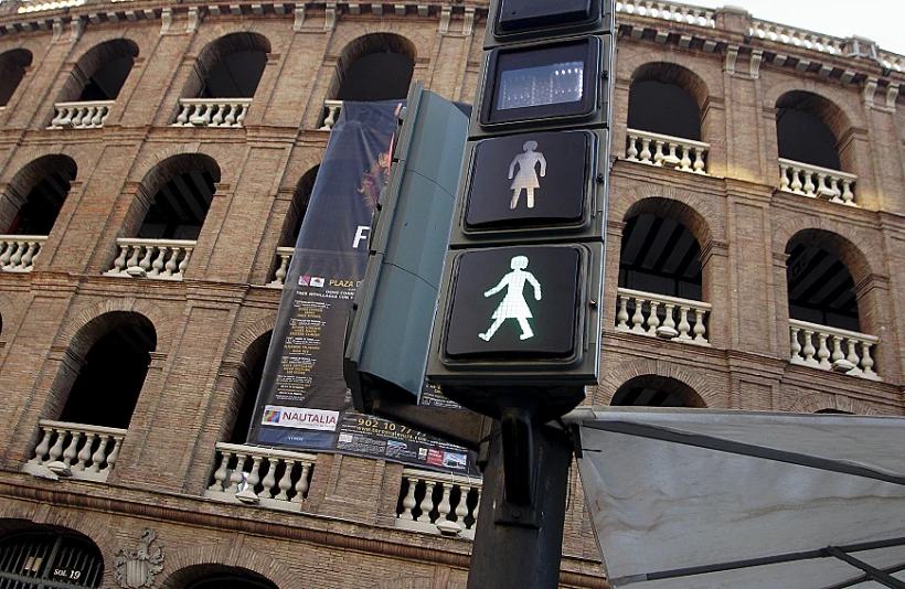 רמזור המציג דמויות נשיות באליקנטה, ספרד (ארכיון)