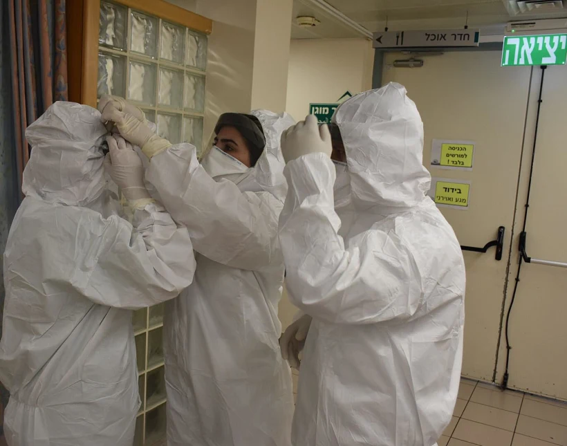 עובדי מחלקת הבידוד של נדבקי הקורונה בבית החולים פוריה