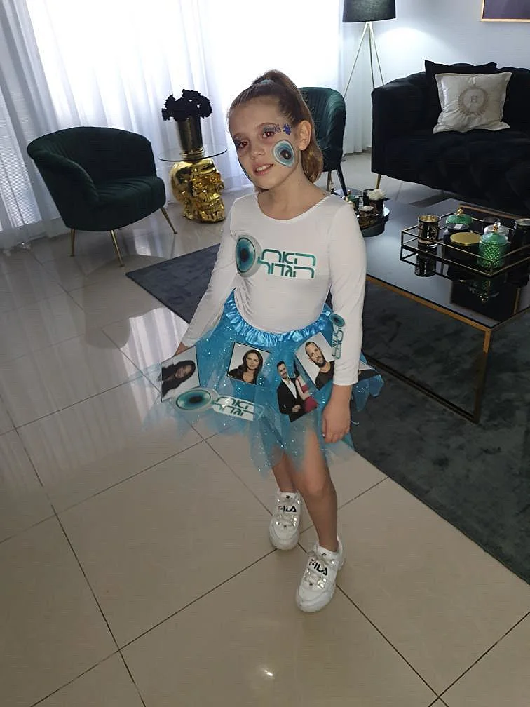 אלכס בק מתחפשת לאח הגדול