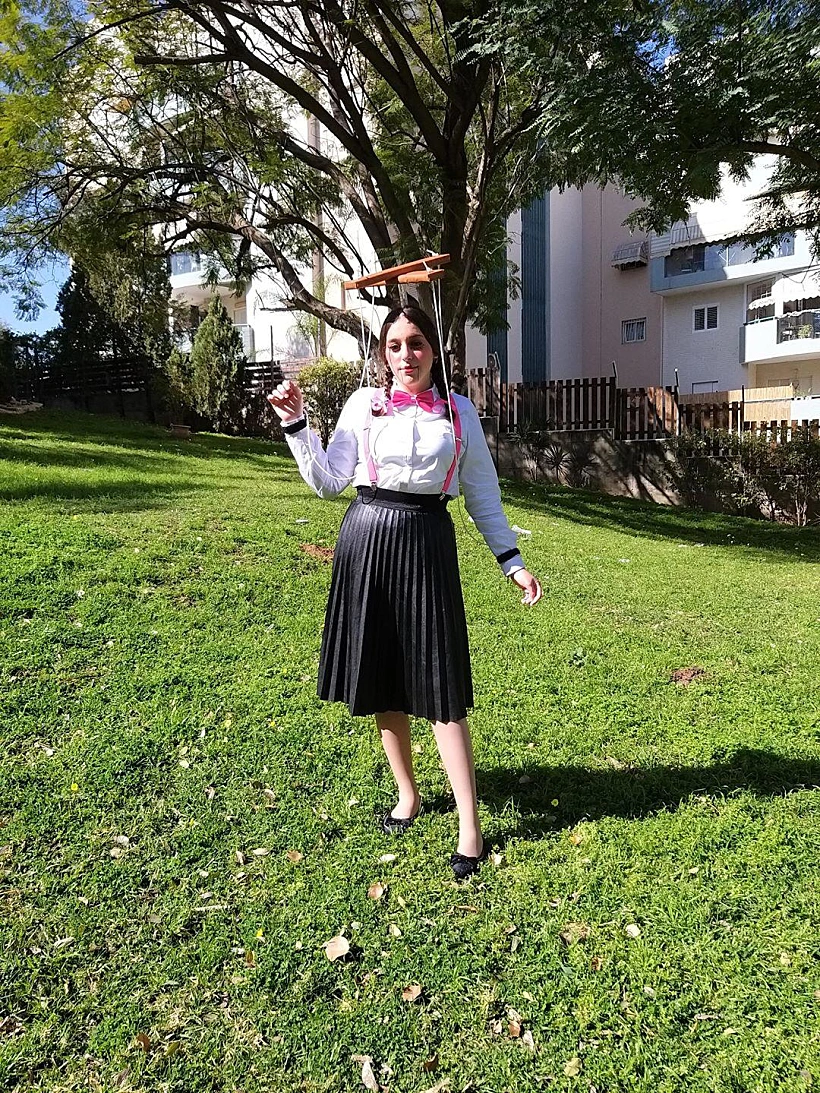 שילת בן עזרא מתחפשת למשימת בובות על חוט