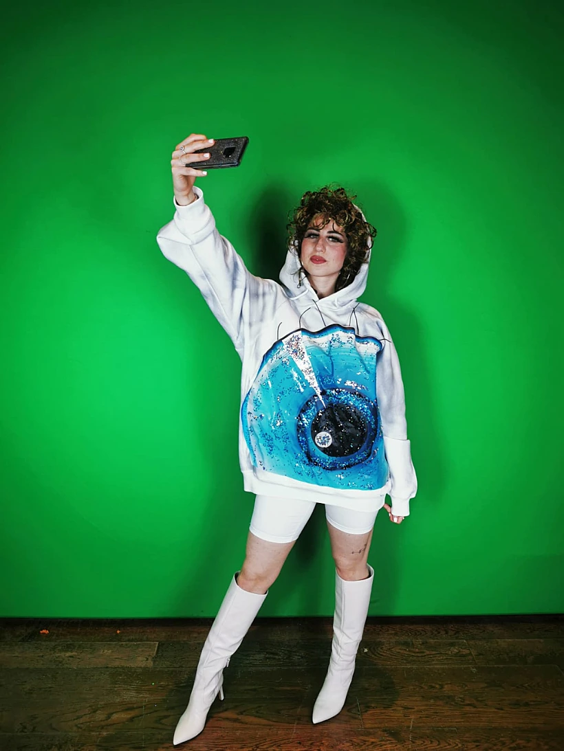 נטע שפינקו מתחפשת לעדן פינס האחות הדיגיטלית