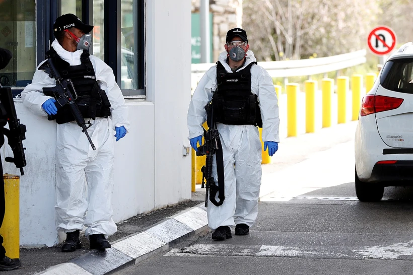 מאבטחי גבולות עוטים מסיכות