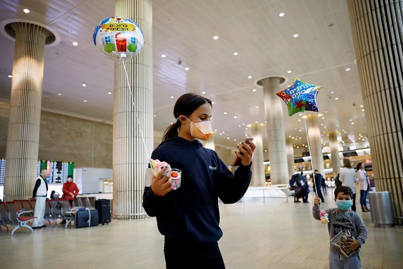 ילדה עוטה מסיכה בנתב''ג