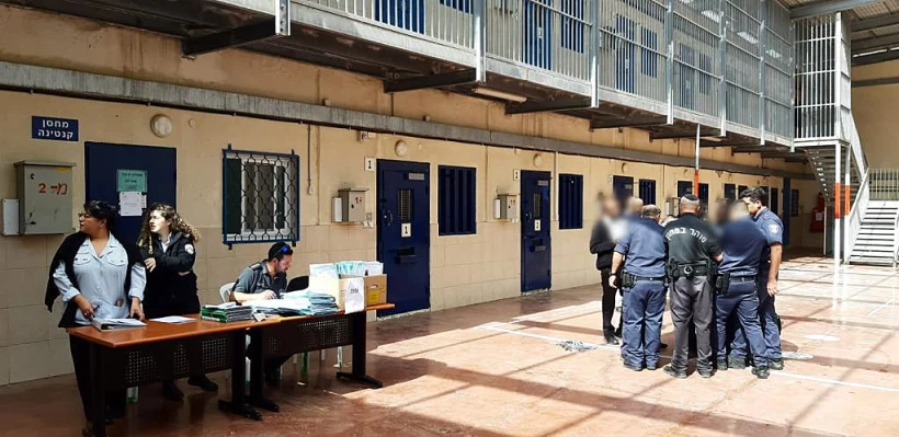 פינוי כלא סהרונים שיוכשר לקלוט אסירים שיחלו בקורונה