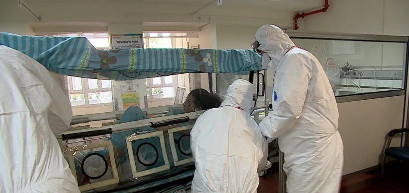 טיפול הצוות הרפואי בחולת קורונה