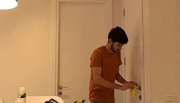 בעל דירה לבידוד מנקה לאחר השימוש בה