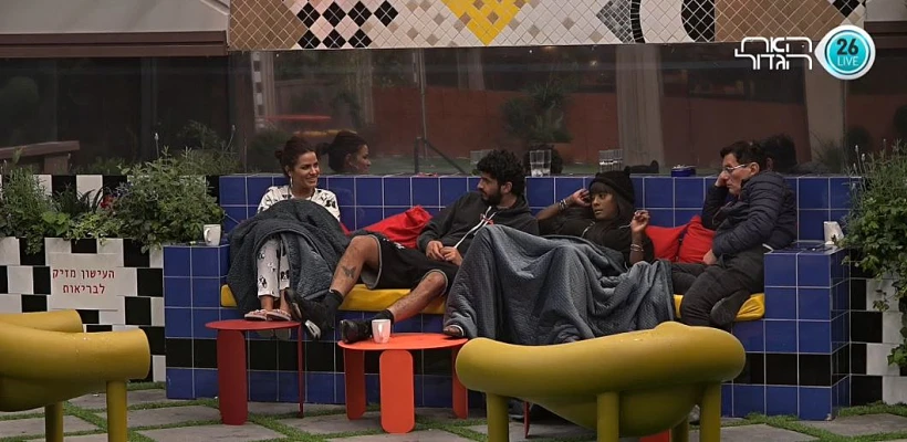 יושבים בחצר