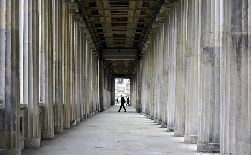 אדם מחוץ למוזיאון פרגמון שבברלין