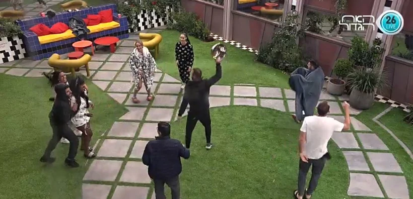 רוקדים בחצר